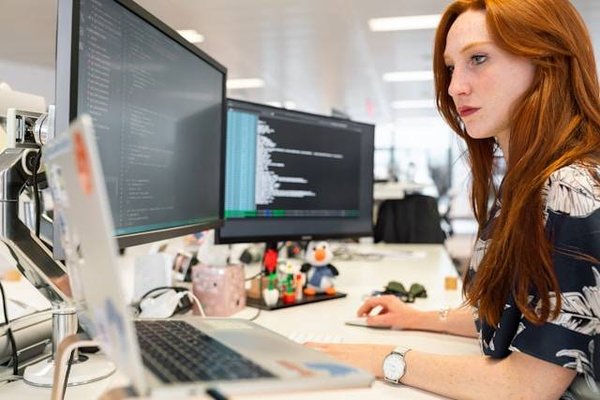 Devenir Ingénieur Informatique en France : Formation, Carrière et Salaires